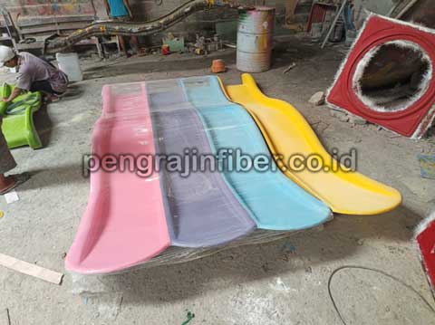 Produsen Perosotan Aceh Tengah Seluncuran Kolam Renang