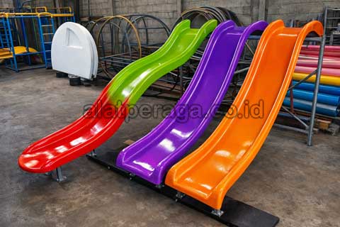 Produsen Perosotan Aceh Utara Seluncuran Kolam Renang