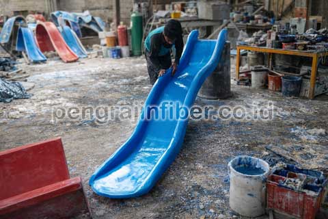 Produsen Perosotan Gresik Seluncuran Kolam Renang