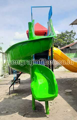 Produsen Perosotan Karanganyar Seluncuran Kolam Renang