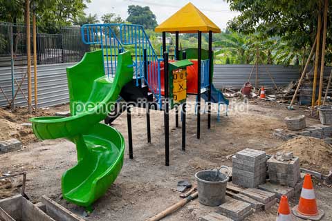 Produsen Perosotan Karawang Seluncuran Kolam Renang