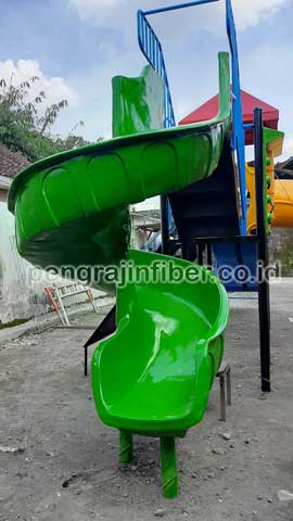 Produsen Perosotan Klaten Seluncuran Kolam Renang