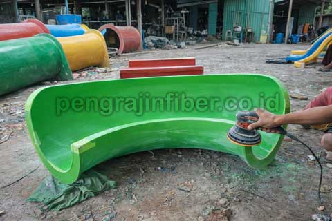 Produsen Perosotan Kota Pasuruan Seluncuran Kolam Renang