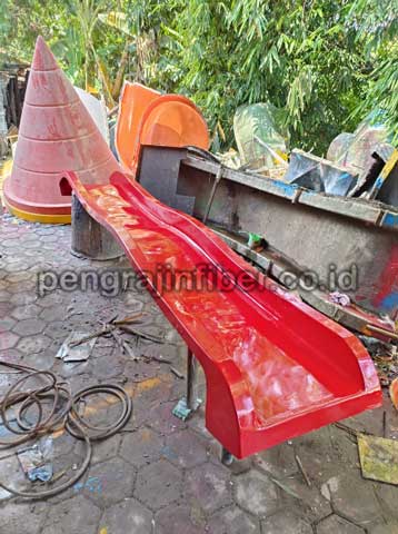 Produsen Perosotan Kota Tangerang Seluncuran Kolam Renang