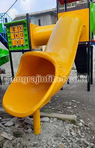 Produsen Perosotan Pati Seluncuran Kolam Renang