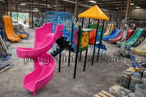 Produsen Perosotan Ponorogo Seluncuran Kolam Renang