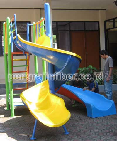 Produsen Perosotan Semarang Seluncuran Kolam Renang