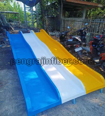 Produsen Perosotan Yalimo Seluncuran Kolam Renang