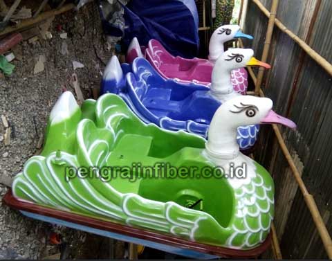 Sepeda Air Dudukan 2 Orang Model Angsa 