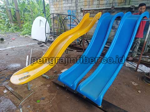 Toko Perosotan Badung Seluncuran Kolam Renang