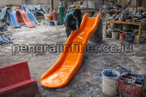 Toko Perosotan Banyuwangi Seluncuran Kolam Renang