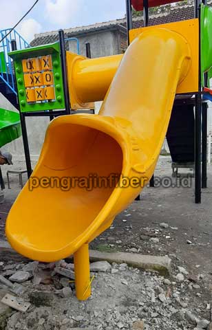 Toko Perosotan Gianyar Seluncuran Kolam Renang