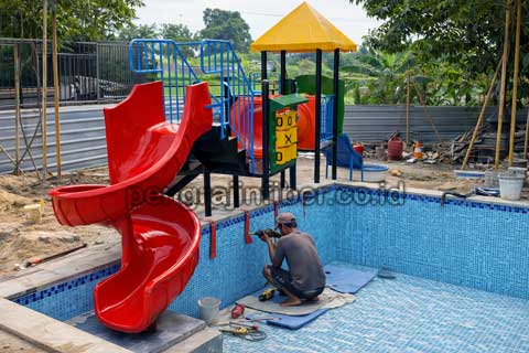 Toko Perosotan Kota Pekanbaru Seluncuran Kolam Renang